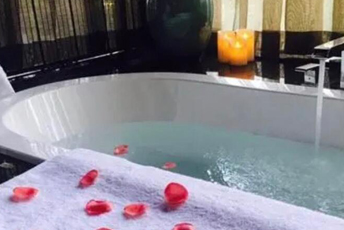 杭州滨江水疗池中的失重冥想：当身体学会漂浮